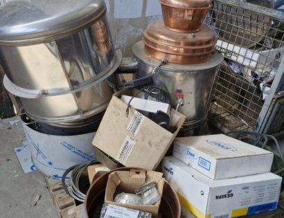 kotel za žganjekuho, alfa, kurišče, pisarniška oprema, miza ...