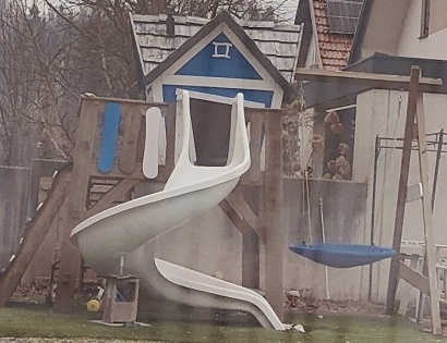 OTROŠKO IGRALO, TOBOGAN S HIŠICO IN GUGALNICO