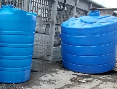 Prodajamo 2 rabljeni plastični cisterni za vodo, modri, prostornina 8000 litrov.