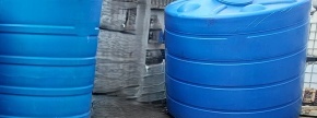 Prodajamo 2 rabljeni plastični cisterni za vodo, modri, prostornina 8000 litrov.