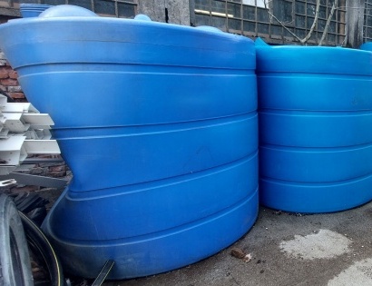 Prodajamo 2 rabljeni plastični cisterni za vodo, modri, prostornina 8000 litrov. Ena poškodovana.
