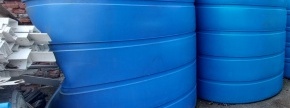 Prodajamo 2 rabljeni plastični cisterni za vodo, modri, prostornina 8000 litrov. Ena poškodovana.