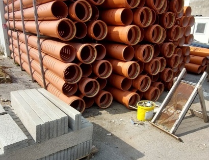 Prodajamo 72 kos rabljenih PVC drenažnih cevi FI 315 (L= 6m) z integriranim spojem.