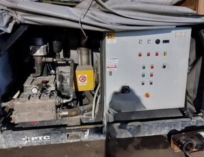 Prodajamo rabljeno opremo za visokotlačno vodno peskanje (HPP COMET PLR 300/250).