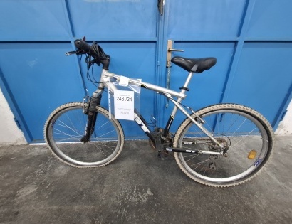 Rabljeno –  Kolo znamke GT, srebrno črne barve, 
serijska številka IDC-4K11391