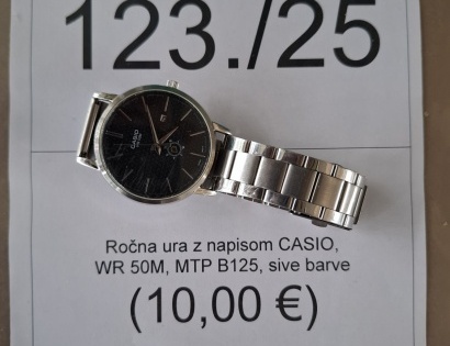 Rabljeno – Ročna ura z napisom CASIO, 
WR 50M, MTP B125, sive barve