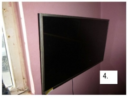 TV LCD TESLA, s stenskim nosilcem