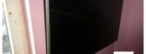 TV LCD TESLA, s stenskim nosilcem