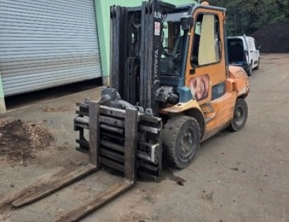 VILIČAR Z VILICAMI TOYOTA 02-7FD35, letnik 2006