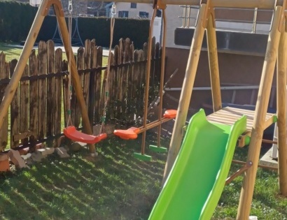 Zunanje otroško vrtno igralo, z dvema gugalnicama in toboganom