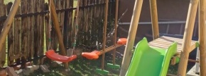 Zunanje otroško vrtno igralo, z dvema gugalnicama in toboganom